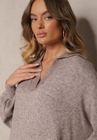 Renee - Beżowa Sweterkowa Sukienka z Wiskozą o Pudełkowym Kroju Ozdobiona Kołnierzykiem Clarinnae. Kolor: beżowy. Materiał: wiskoza. Wzór: aplikacja. Styl: elegancki #5