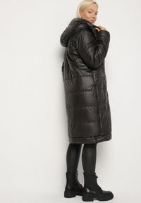 Born2be - Czarna Przejściowa Kurtka Pikowana z Kapturem i Suwakami po Bokach Fesunela. Okazja: na co dzień. Typ kołnierza: kaptur. Kolekcja: plus size. Kolor: czarny. Materiał: jeans. Sezon: jesień. Styl: klasyczny, casual #5