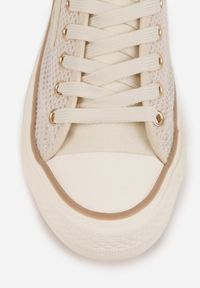 Renee - Beżowe Szydełkowe Trampki o Klasycznym Fasonie Vovessa. Okazja: na co dzień. Kolor: beżowy. Materiał: jeans. Szerokość cholewki: normalna. Styl: klasyczny #7