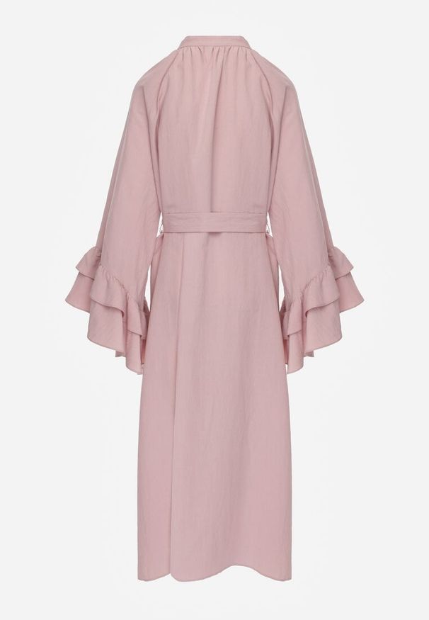 Renee - Różowa Koszulowa Sukienka z Wiskozy Ozdobiona Paskiem i Falbanami Tinethra. Okazja: na co dzień. Kolor: różowy. Materiał: wiskoza. Wzór: aplikacja. Typ sukienki: koszulowe. Styl: elegancki, casual, wizytowy