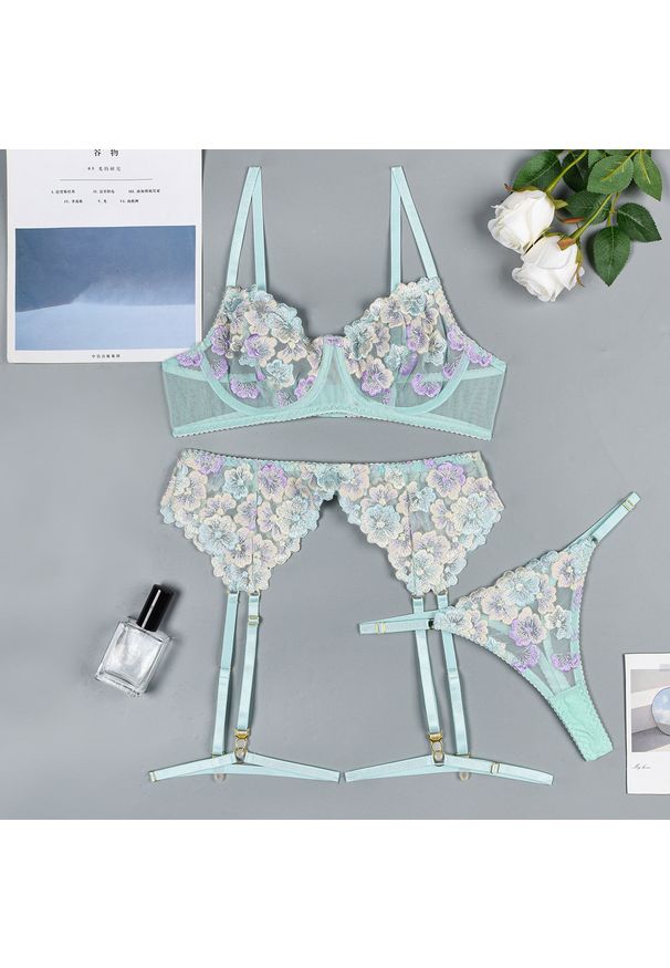 Intica - Komplet bielizny z haftem na co dzień i na specjalne okazje Chiyoe. Kolor: niebieski. Materiał: materiał. Wzór: haft