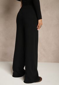 Renee - Czarne Szerokie Spodnie Dzianinowe Ozdobione Sznurkami Meretusa. Okazja: do pracy, na co dzień, na spotkanie biznesowe. Stan: podwyższony. Kolor: czarny. Materiał: dzianina. Wzór: aplikacja. Styl: casual, klasyczny, biznesowy #4