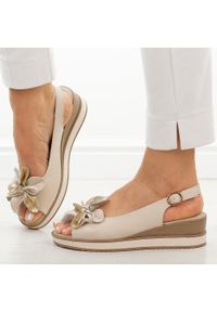 Beżowe skórzane sandały damskie na koturnie T.Sokolski L26-679. Okazja: na co dzień. Kolor: beżowy. Materiał: skóra. Wzór: aplikacja, kwiaty. Sezon: wiosna, lato. Obcas: na koturnie. Styl: casual, elegancki, klasyczny #1