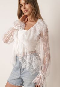 Born2be - Biała Bawełniana Bluzka z Transparentnej Koronki z Falbankami w Stylu Boho Palamna. Okazja: na co dzień. Typ kołnierza: kołnierz z falbankami. Kolor: biały. Materiał: bawełna, koronka. Długość: długie. Wzór: koronka. Styl: boho #1