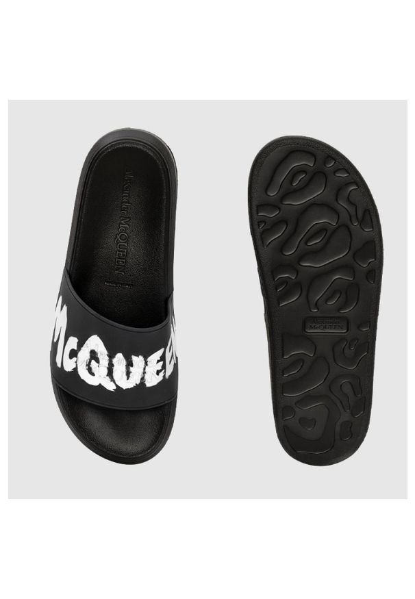 Alexander McQueen - ALEXANDER MCQUEEN Czarne klapki męskie z białym logo, Rozmiar 41. Kolor: czarny