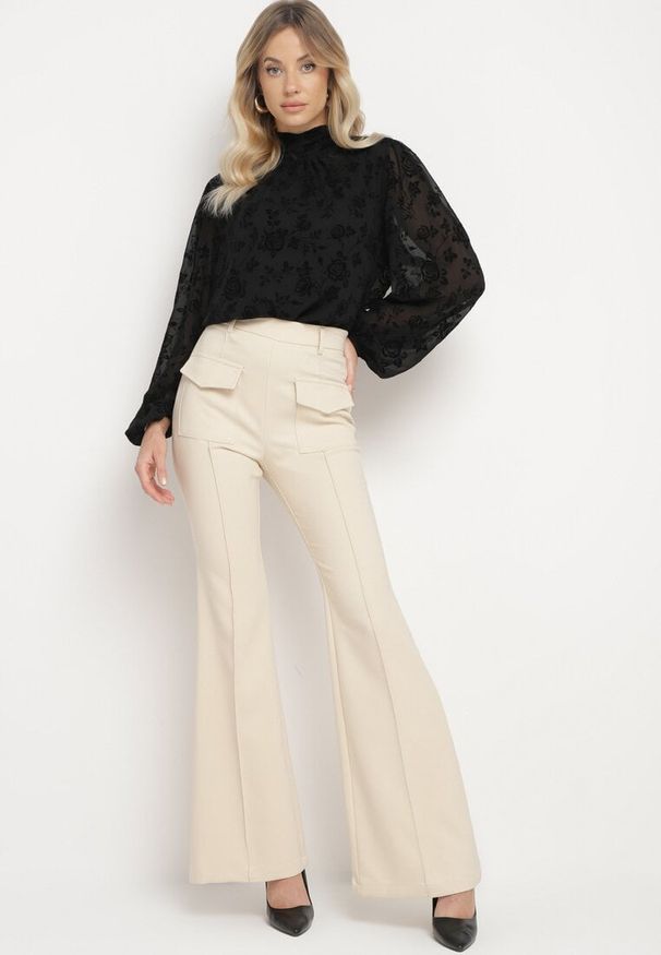 Born2be - Beżowe Spodnie Dzwony High Waist Yave. Okazja: na co dzień. Stan: podwyższony. Kolor: beżowy. Wzór: aplikacja. Styl: elegancki, casual