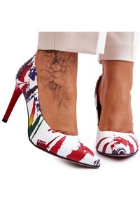 Modne Skórzane Szpilki Lewski Shoes 2659 Biało-Czerwone białe. Okazja: na randkę, na spotkanie biznesowe. Kolor: biały. Materiał: skóra. Obcas: na szpilce. Styl: biznesowy. Wysokość obcasa: średni #1