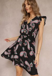 Renee - Czarna Rozkloszowana Sukienka Mini we Wzór Paisley Rachelli. Typ kołnierza: kołnierz z falbankami. Kolor: czarny. Długość rękawa: bez rękawów. Wzór: paisley. Styl: elegancki. Długość: mini