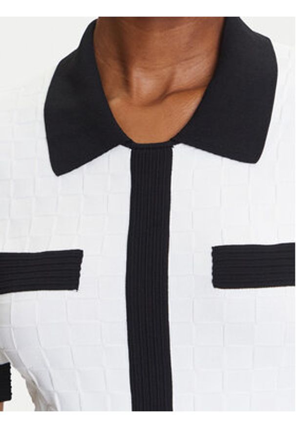 Karl Lagerfeld - KARL LAGERFELD Sukienka dzianinowa A3W13036 Écru Slim Fit. Typ kołnierza: dekolt w karo. Materiał: wiskoza
