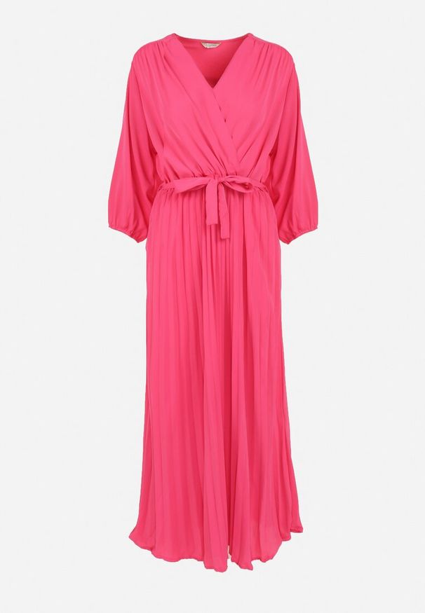 Born2be - Różowa Plisowana Sukienka Maxi z Kopertowym Dekoltem i Wiązaniem w Talii Lariah. Kolekcja: plus size. Kolor: różowy. Materiał: materiał. Typ sukienki: kopertowe. Długość: maxi