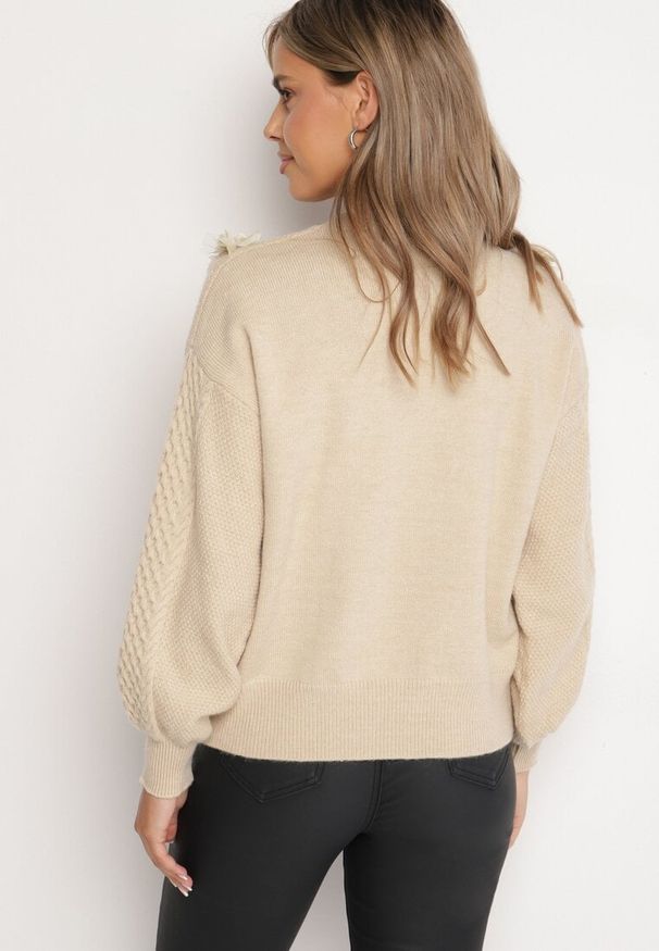 Born2be - Jasnobeżowy Sweter o Prostym Kroju Zdobiony Aplikacją w Kształcie Kwiatów z Perełkami Leavirae. Okazja: na co dzień. Kolor: beżowy. Materiał: jeans. Wzór: aplikacja, kwiaty. Styl: casual, klasyczny, elegancki