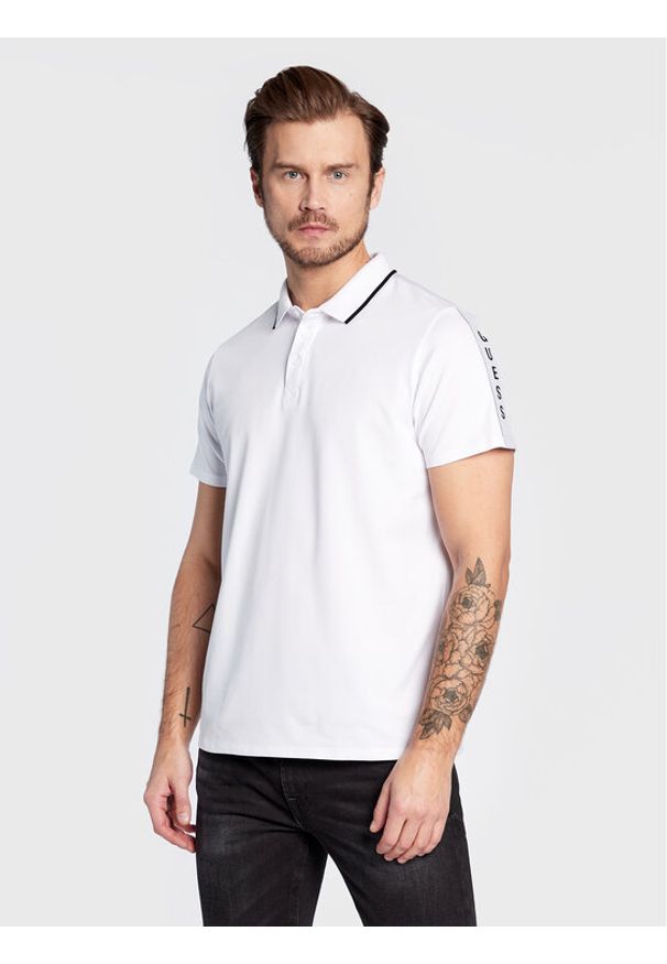 Guess Polo M2YP25 KARS0 Biały Slim Fit. Typ kołnierza: polo. Kolor: biały. Materiał: bawełna, syntetyk