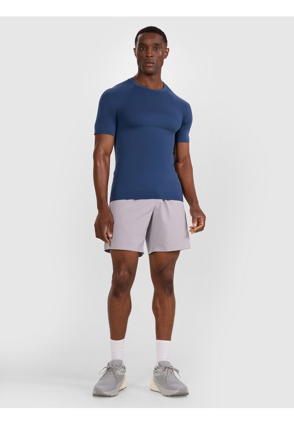 4f - 4F Koszulka treningowa bezszwowa męska - granatowa L/XL. Kolor: niebieski. Materiał: włókno, skóra, syntetyk, materiał. Długość rękawa: krótki rękaw. Długość: krótkie. Wzór: gładki, ze splotem. Sport: fitness