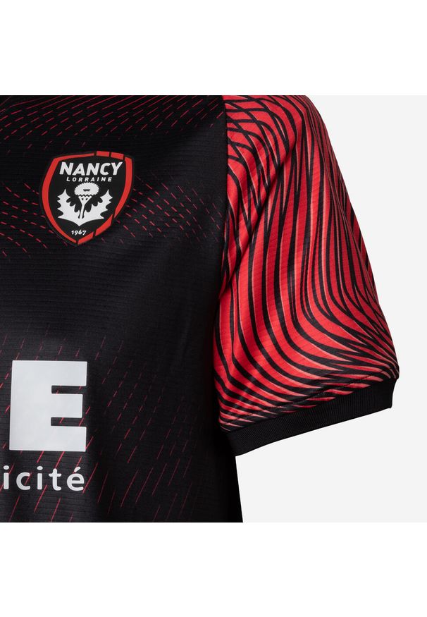 KIPSTA - Koszulka piłkarska Kipsta AS Nancy Lorraine 25/26 wyjazdowa. Kolor: czerwony, wielokolorowy, czarny. Materiał: poliester, elastan, tkanina, prążkowany, materiał. Sport: piłka nożna