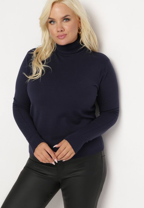 Born2be - Granatowy Sweter z Golfem Sazerna. Typ kołnierza: golf. Kolor: niebieski. Materiał: dzianina, wiskoza, tkanina. Długość rękawa: długi rękaw. Długość: długie. Wzór: gładki. Sezon: zima, jesień
