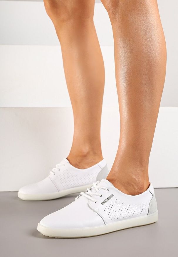 Renee - Białe Sneakersy ze Skóry Naturalnej z Perforacją Dolianea. Okazja: na co dzień. Kolor: biały. Materiał: skóra