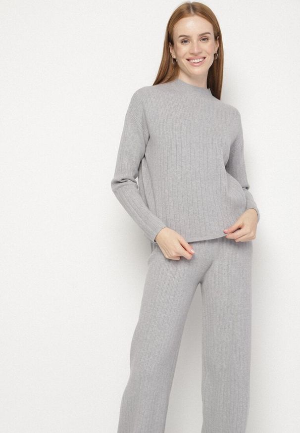 Born2be - Szary Prążkowany Komplet Dzianinowy Szerokie Spodnie i Sweter z Półgolfem Fenitiva. Kolor: szary. Materiał: prążkowany, dzianina