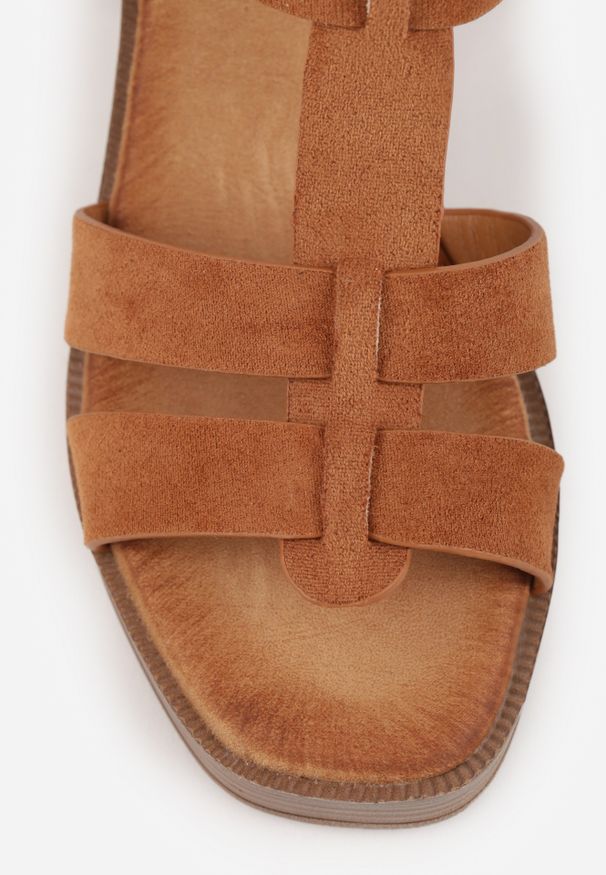 Renee - Brązowe Sandały VICES na Słupku i Platformie z Geometrycznymi Paskami Undilis. Okazja: na co dzień. Zapięcie: pasek. Kolor: brązowy. Materiał: jeans. Wzór: geometria. Obcas: na platformie. Styl: boho, casual