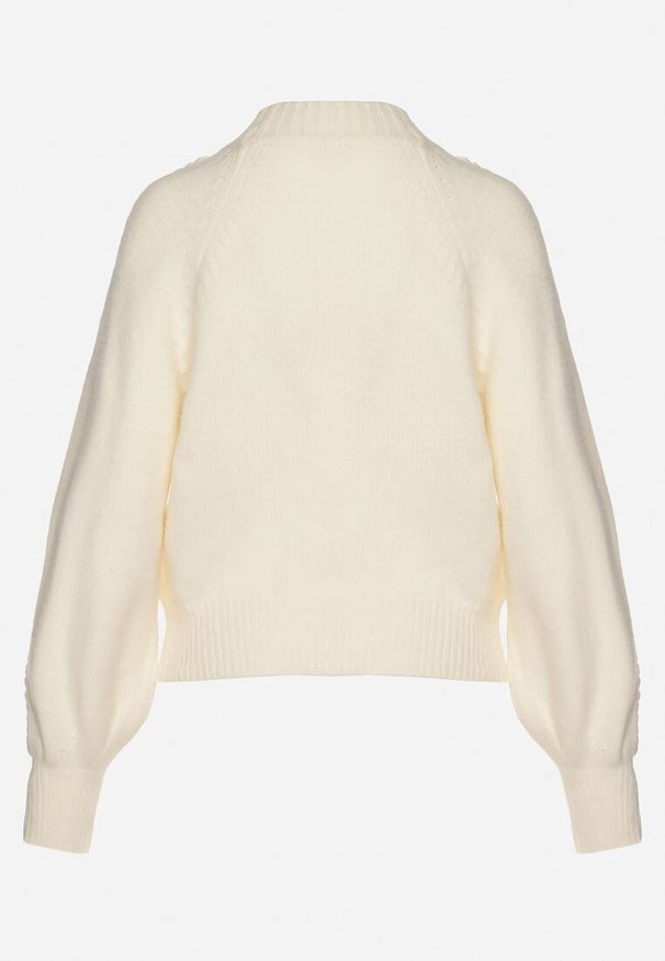 Born2be - Jasnobeżowy Sweter Półgolf z Wiskozą i Ozdobnym Splotem na Rękawach Sinovira. Okazja: na co dzień. Kolor: biały. Materiał: wiskoza. Wzór: ze splotem. Styl: casual, klasyczny