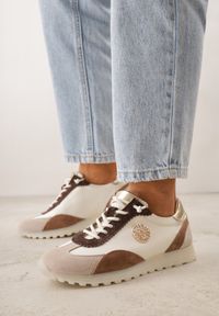 Born2be - Beżowo-Złote Skórzane Sneakersy z Metaliczną Ozdobą Rioneira. Zapięcie: sznurówki. Kolor: beżowy. Materiał: skóra. Wzór: aplikacja #1
