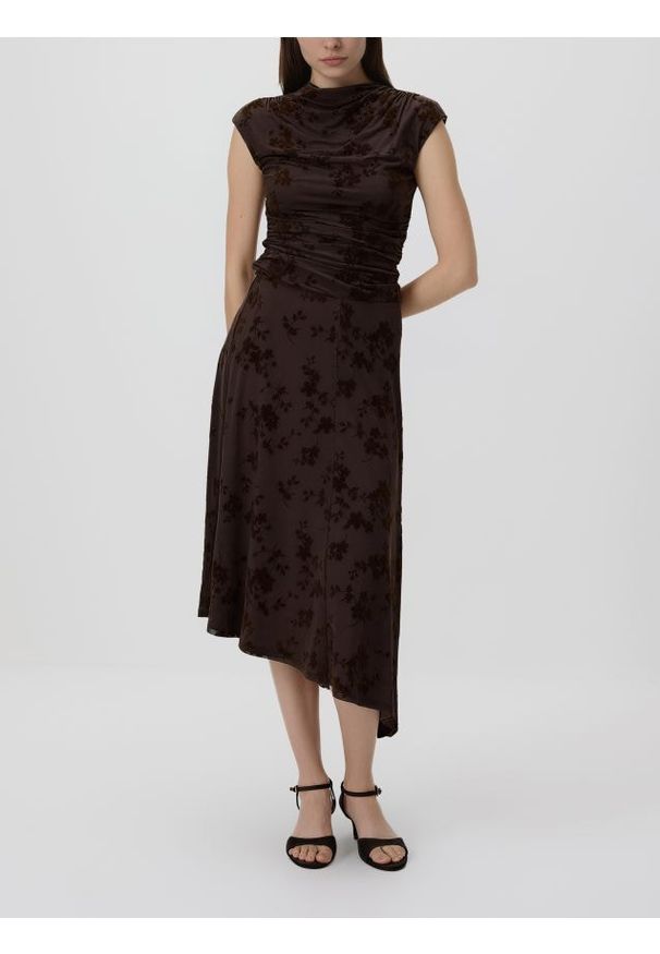 Reserved - Asymetryczna sukienka midi - ciemnobrązowy. Kolor: brązowy. Materiał: dzianina. Typ sukienki: asymetryczne. Długość: midi