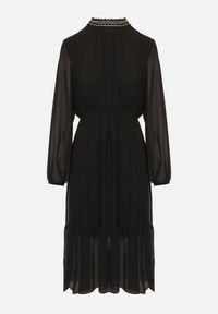 Born2be - Czarna Sukienka z Gumką w Talii Ozdobiona Aplikacjami przy Dekolcie Lilirae. Kolor: czarny. Wzór: aplikacja. Sezon: wiosna, lato. Styl: elegancki #9