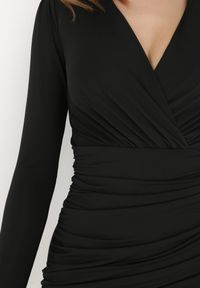 Born2be - Czarna Sukienka Euphusa. Kolor: czarny. Materiał: dzianina. Długość rękawa: długi rękaw. Wzór: gładki, aplikacja. Typ sukienki: kopertowe. Długość: mini #5