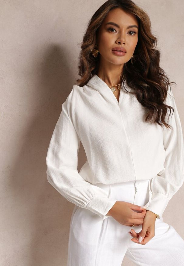 Renee - Biała Bluzka z Bufiastymi Rękawami i Trójkątnym Dekoltem Hilko. Okazja: na co dzień. Kolor: biały. Materiał: wiskoza. Styl: elegancki, casual