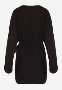 Born2be - Czarna Wiskozowa Sukienka Kopertowa z Wiązaniem i Bufiastymi Rękawami Onevia. Okazja: na co dzień. Kolor: czarny. Materiał: wiskoza. Typ sukienki: kopertowe. Styl: casual, klasyczny #7