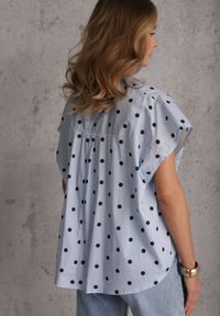 Renee - Niebieska Bluzka Bawełniana w Groszki Oversize Jeniera. Okazja: na co dzień. Typ kołnierza: dekolt w serek. Kolor: niebieski. Długość: krótkie. Wzór: grochy. Materiał: bawełna. Długość rękawa: krótki rękaw. Sezon: wiosna, lato. Styl: retro, casual #5