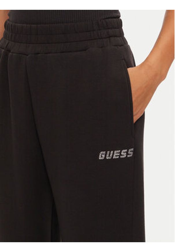 Guess Spodnie dresowe Cecilia V4BB13 K7UW2 Czarny Regular Fit. Kolor: czarny. Materiał: wiskoza