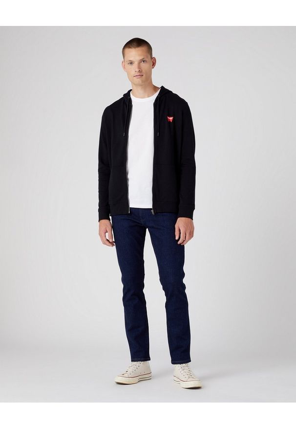 Wrangler - WRANGLER ZIP THRU HOODIE MĘSKA BLUZA LOGO W664HA100 112320252. Okazja: na spacer, na co dzień. Typ kołnierza: kaptur. Materiał: jeans, puch, bawełna. Styl: elegancki, casual, klasyczny, sportowy