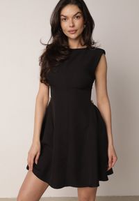 Born2be - Czarna Elegancka Sukienka Bez Rękawów Zdobiona Przypinkami w Talii Rhaegina. Okazja: na co dzień. Kolor: czarny. Długość rękawa: bez rękawów. Wzór: aplikacja. Typ sukienki: proste, rozkloszowane. Styl: elegancki #1