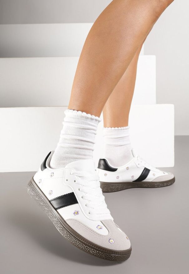 Born2be - Białe Sneakersy Typu Tenisówki z Kwiatkami Reisare. Okazja: na co dzień. Kolor: biały. Materiał: jeans. Wzór: kwiaty