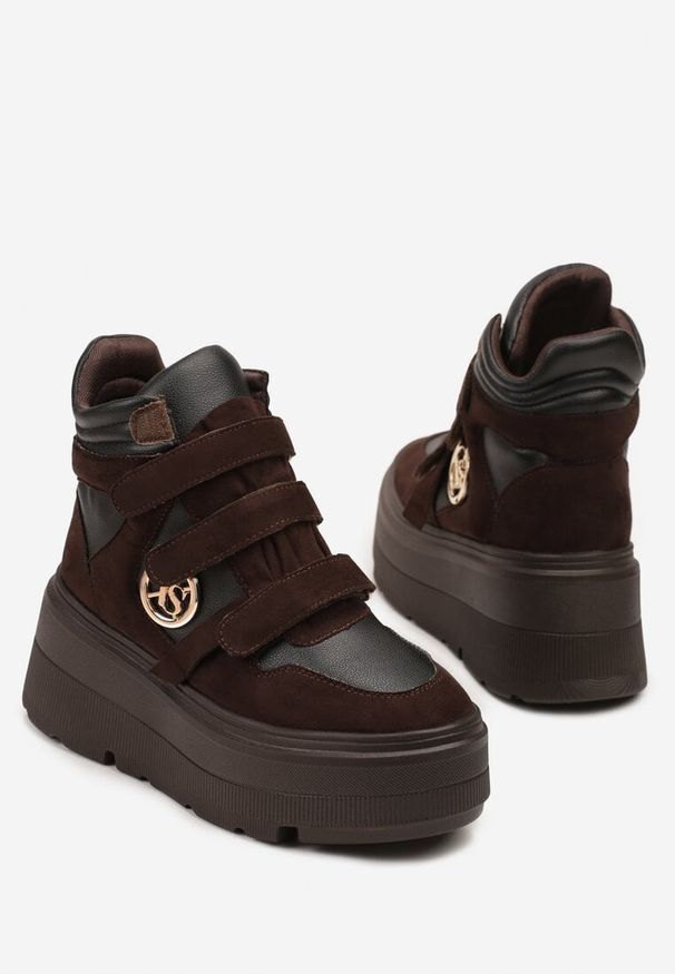 Born2be - Brązowe Botki Vices w Stylu Sneakersów na Platformie Afirriva. Okazja: na co dzień. Zapięcie: rzepy. Kolor: brązowy. Materiał: jeans. Wzór: aplikacja. Obcas: na platformie. Wysokość obcasa: średni