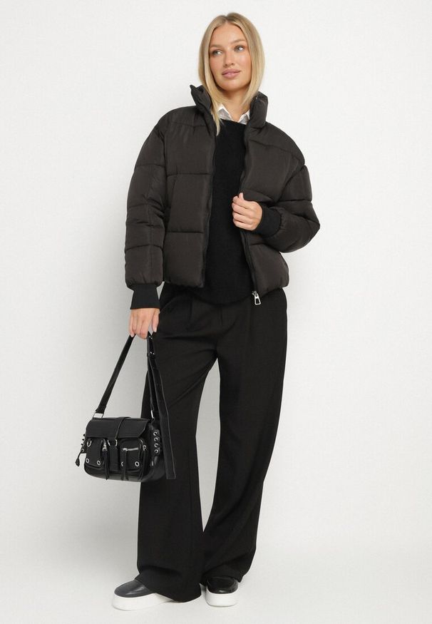 Born2be - Czarna Pikowana Kurtka Puffer o Prostym Kroju ze Ściągaczami przy Rękawach Suzzana. Okazja: na spacer, na co dzień. Kolor: czarny. Materiał: jeans, poliester. Styl: casual, elegancki