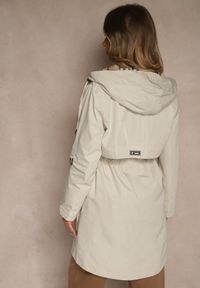 Renee - Beżowa Kurtka Parka z Kapturem Podpinanymi Rękawami i Printem w Kratę Hallela. Typ kołnierza: kaptur. Kolor: beżowy. Materiał: jeans. Długość: do kolan. Wzór: nadruk. Sezon: jesień #4