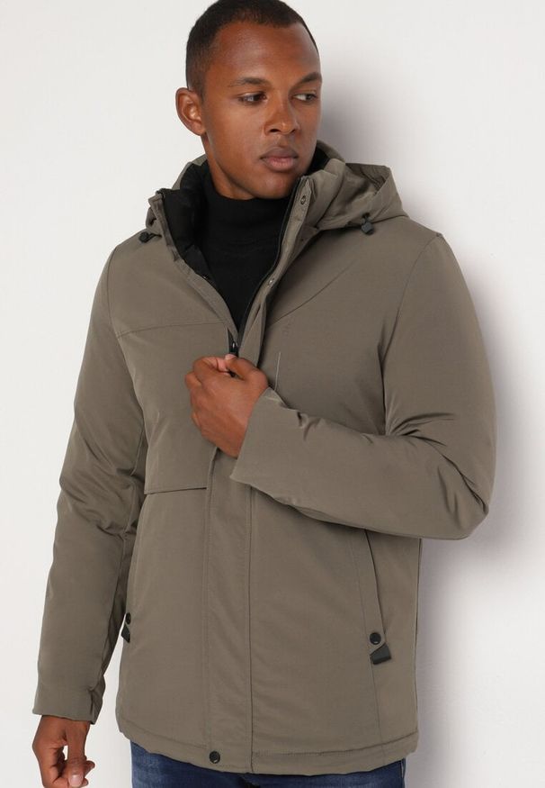 Born2be - Ciemnozielona Kurtka z Odpinanym Kapturem i Wsuwanymi Kieszeniami Inamara. Okazja: na co dzień. Kolor: zielony. Długość rękawa: długi rękaw. Długość: długie. Styl: elegancki, casual