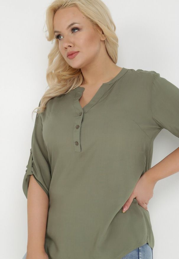 Born2be - Ciemnozielona Bluzka z Wiskozy Artanassa. Typ kołnierza: kołnierzyk stójkowy. Kolor: zielony. Materiał: wiskoza. Wzór: gładki. Sezon: wiosna, lato
