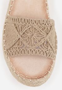 Born2be - Ciemnobeżowe Sandały VICES na Koturnie Ozdobione Plecionką i Ażurowym Wzorem Bambolis. Okazja: na co dzień, do pracy. Zapięcie: sprzączka. Kolor: beżowy. Wzór: ażurowy, aplikacja. Sezon: lato. Obcas: na koturnie. Styl: casual, elegancki #8