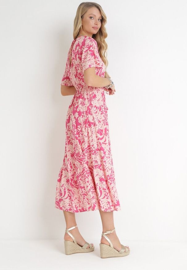 Born2be - Różowa Sukienka Gertisa. Okazja: na co dzień. Typ kołnierza: dekolt w serek, kołnierz z falbankami. Kolor: różowy. Materiał: wiskoza. Długość rękawa: krótki rękaw. Wzór: kwiaty. Styl: casual, elegancki