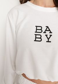 Born2be - Biały 2-Częściowy Komplet Dresowy Bluza z Nadrukiem i Luźne Szorty z Kieszeniami Ridana. Kolor: biały. Materiał: dresówka. Wzór: nadruk #6