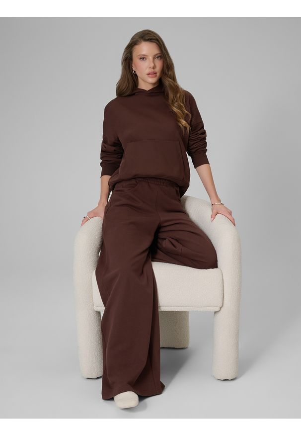 4f - 4F Spodnie dresowe z szerokimi nogawkami damskie - brązowe M. Kolor: brązowy. Materiał: dresówka. Sport: bieganie, turystyka piesza