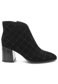 Czarne Botki S.Barski Eleganckie Buty Damskie. Okazja: na co dzień. Zapięcie: zamek. Kolor: czarny. Materiał: zamsz. Wzór: aplikacja, geometria. Obcas: na obcasie. Styl: elegancki. Wysokość obcasa: średni #4