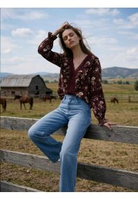 Big-Star - Bluzka damska z kwiatowym nadrukiem ciemnobrązowa Zala 804. Okazja: na co dzień. Typ kołnierza: kołnierz z falbankami, dekolt w kształcie V. Kolor: brązowy. Materiał: koronka. Wzór: kwiaty, nadruk. Styl: boho, casual #5