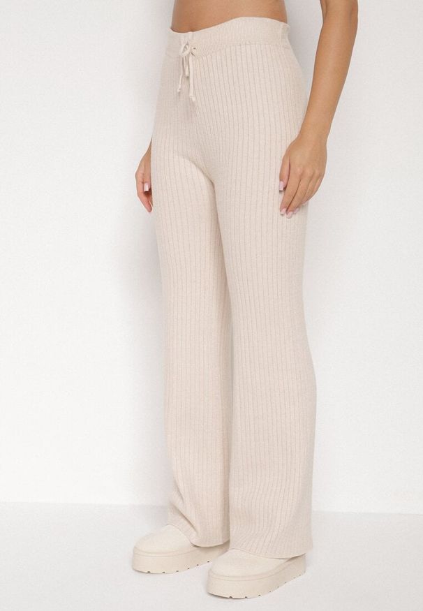 Born2be - Jasnobeżowe Prążkowane Spodnie z Wełną o Szerokim Kroju z Wysokim Stanem Reinnia. Okazja: na co dzień. Stan: podwyższony. Kolor: beżowy. Materiał: wełna, prążkowany. Styl: casual