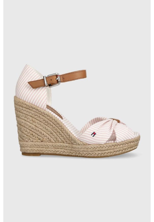 TOMMY HILFIGER - Tommy Hilfiger sandały BASIC SEERSUCKER HIGH WEDGE damskie kolor różowy na koturnie FW0FW07160. Zapięcie: klamry. Kolor: różowy. Materiał: guma. Obcas: na koturnie