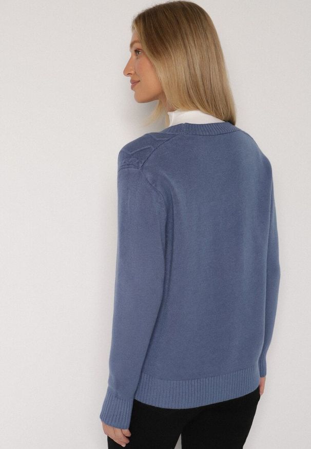 Born2be - Niebieski Kardigan z Bawełną Zdobiony Warkoczowym Splotem i Kieszeniami Mevesava. Okazja: na co dzień. Typ kołnierza: dekolt w serek. Kolor: niebieski. Materiał: bawełna. Wzór: aplikacja, ze splotem. Sezon: jesień, zima. Styl: casual, klasyczny