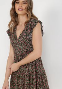 Born2be - Czarna Sukienka Diomanassa. Typ kołnierza: dekolt w serek. Kolor: czarny. Materiał: tkanina. Wzór: kwiaty, nadruk. Sezon: wiosna, lato. Długość: mini #6