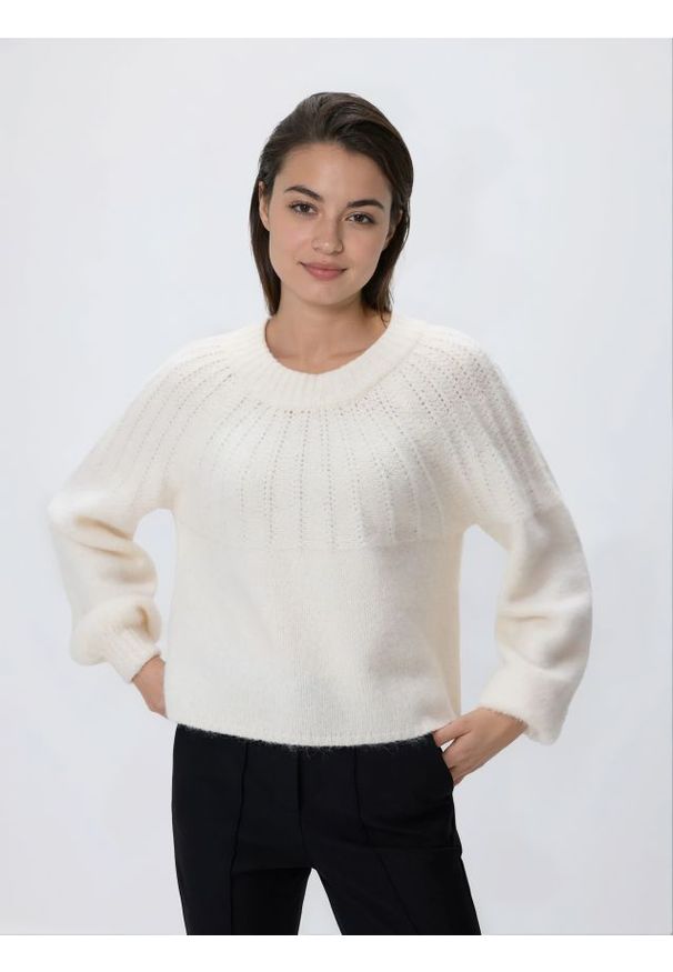 Reserved - Sweter z kokardką z tyłu - złamana biel. Typ kołnierza: kokarda. Materiał: dzianina, wełna